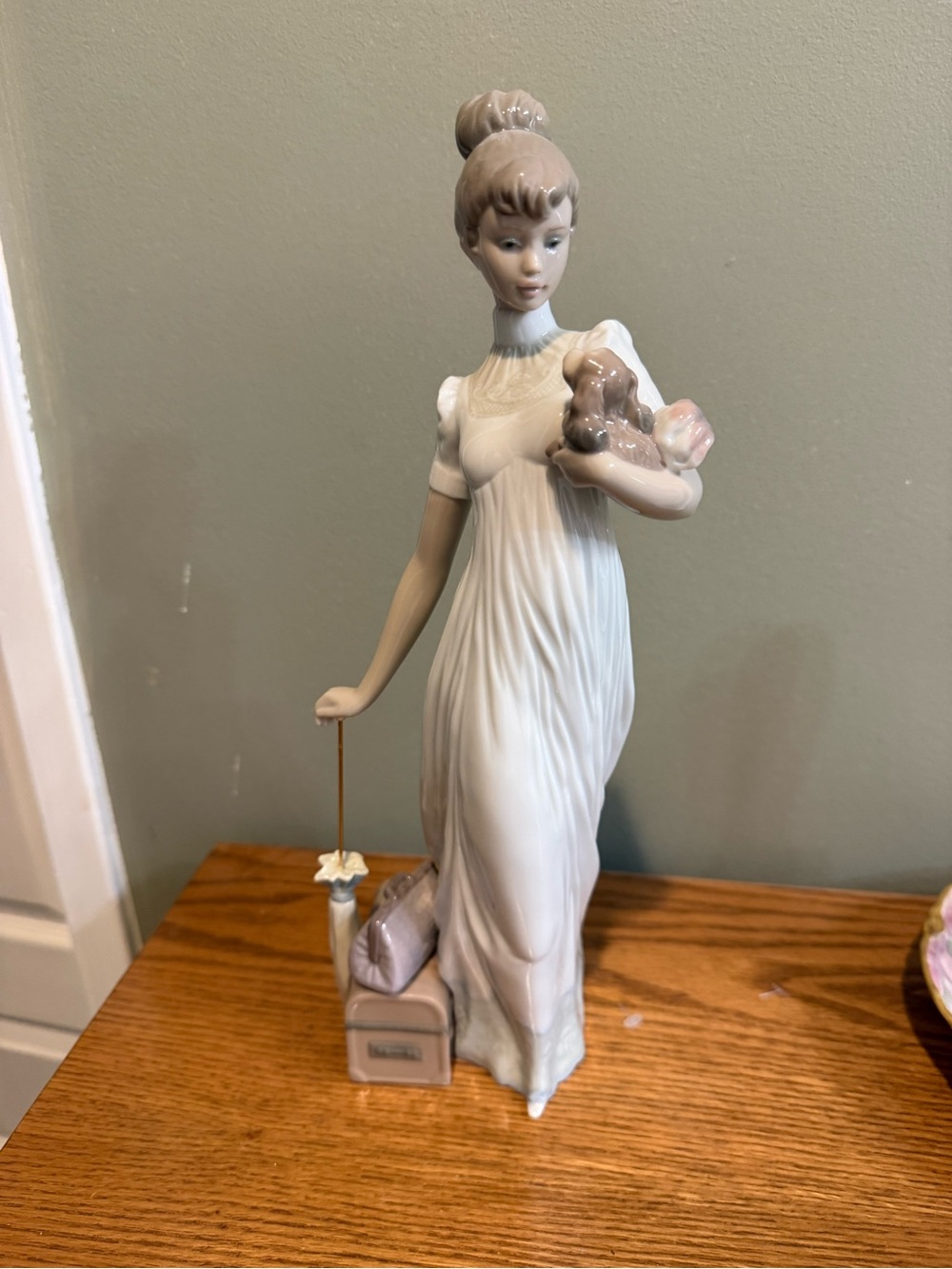 13 1/2" Tall 2000 Lladro Traveling Companions 6753 Porcelain Woman Figurine